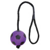 Pelota de fútbol morada en cuerda